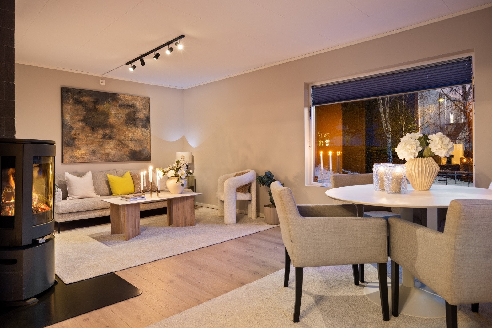 Stuen og spisestuen utgjør et lyst og åpent allrom med plass til flere møbleringssoner. Galleribilde