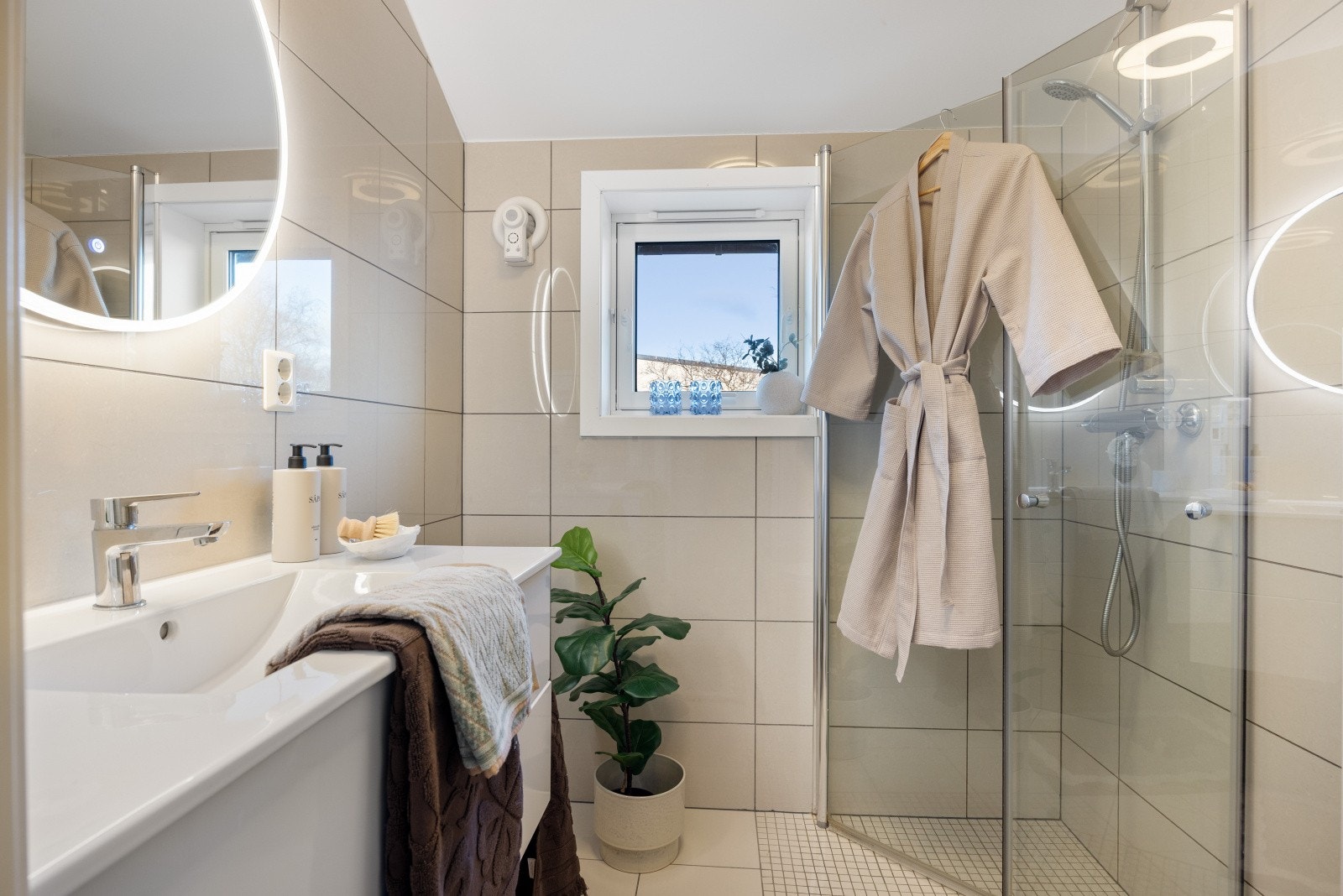 Badet i andre etasje ble oppgradert i 2021, med fliser, dusjvegger i glass og vegghengt toalett. Galleribilde