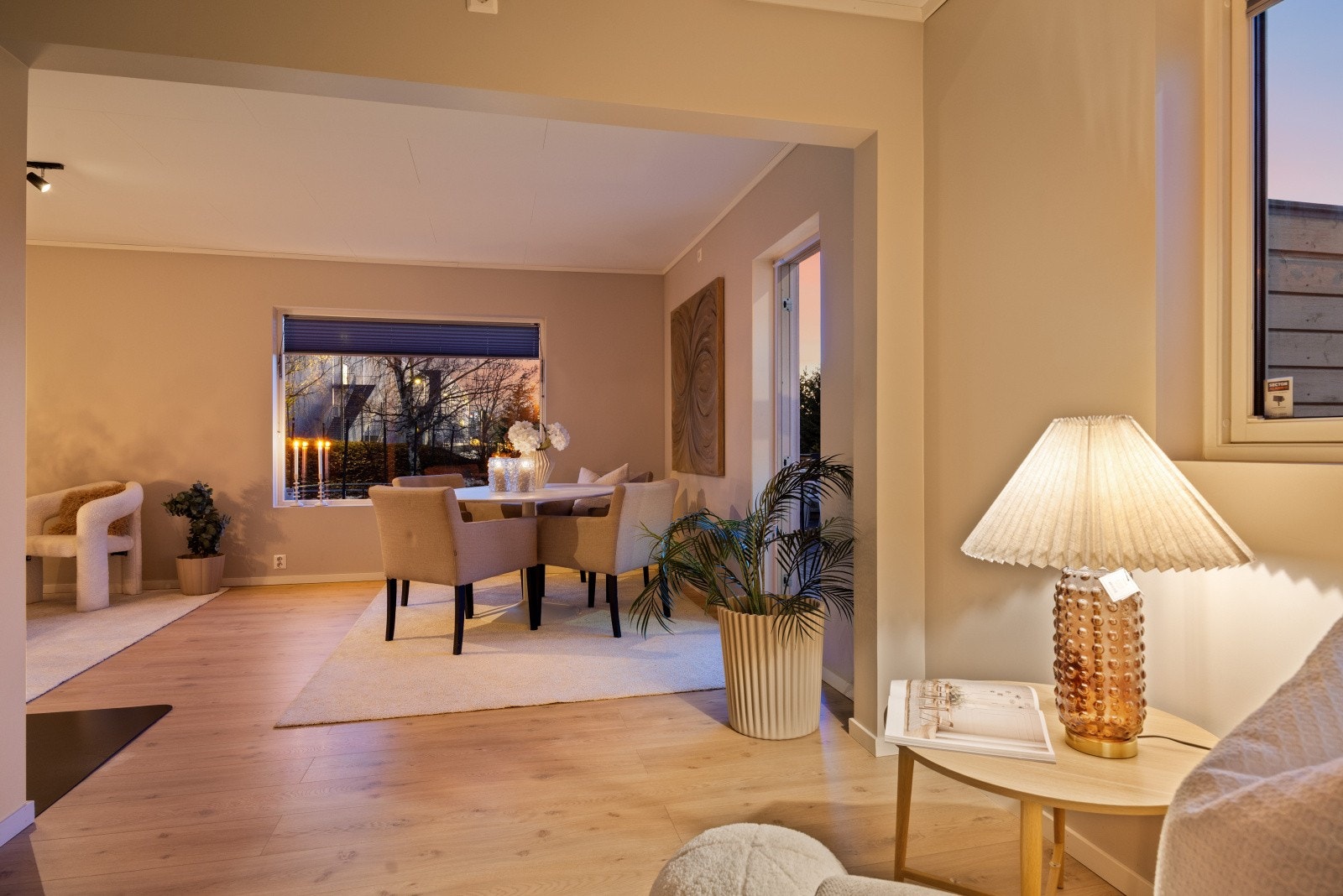 Den åpne løsningen mellom rommene skaper en god flyt i boligens sosiale sone. Galleribilde