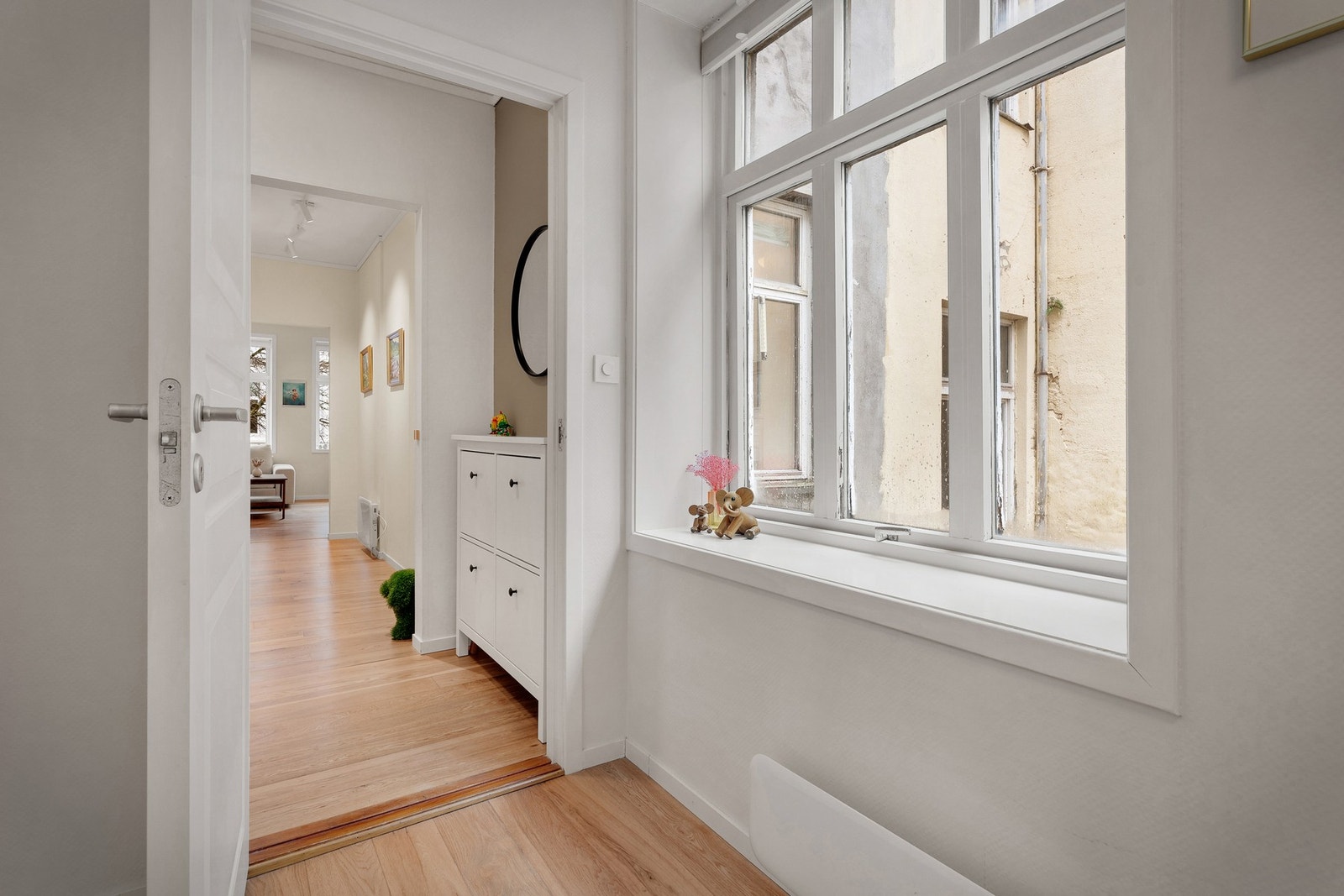 Vakre vinduer gjengående i hele boligen. Galleribilde