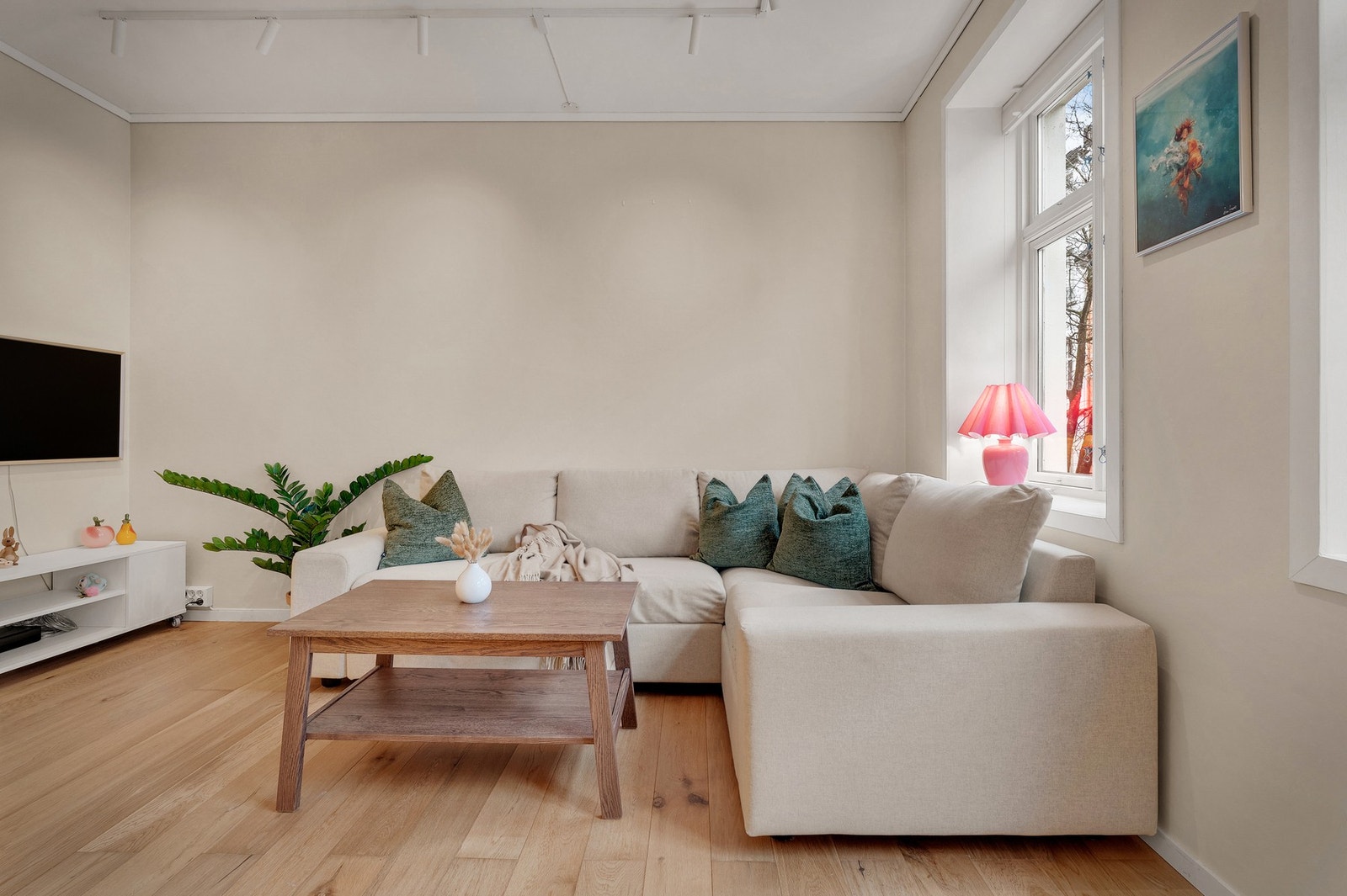 Leiligheten har en koselig sofakrok med god planløsning, som gjør det lett å tilrettelegge for tv-benk og spisebord. Galleribilde