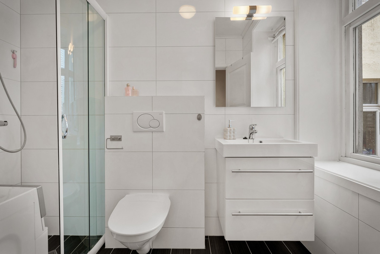 Boligens bad er lyst og helfliset. Galleribilde