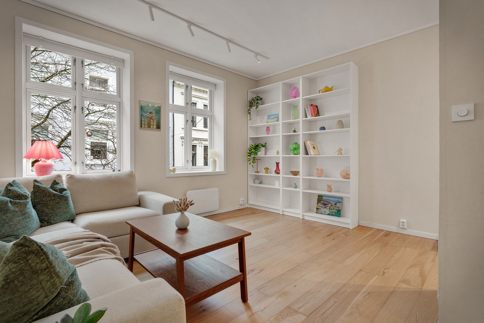 Se så mye naturlig lysinnslipp som kommer inn gjennom vinduene i stuen. Galleribilde