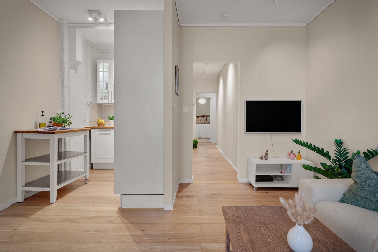 Parkettgulv belagt i hele boligen bortsett fra bad. Galleribilde