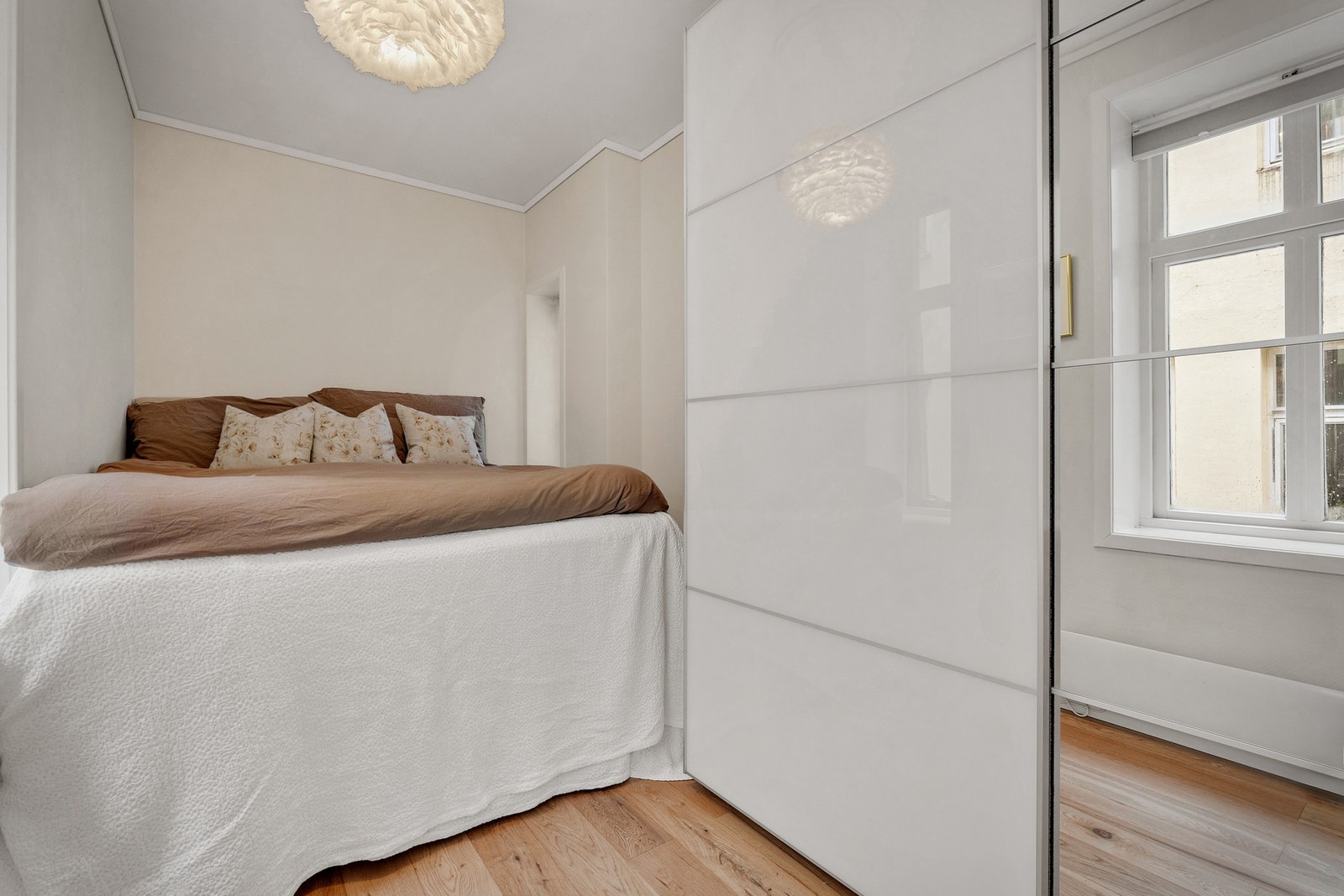 Soverommet har god plass til seng og stor garderobe. Galleribilde