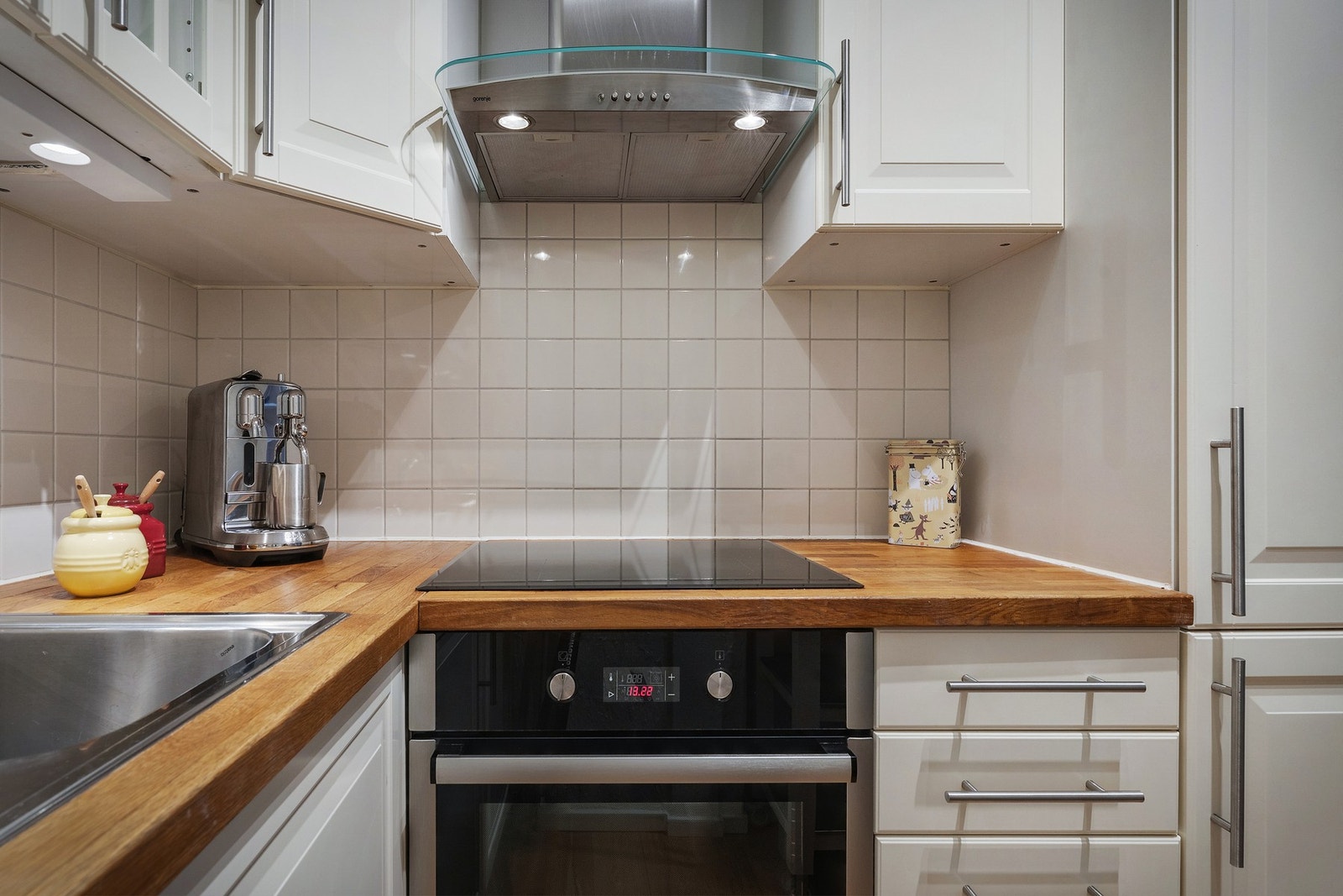 Integrerte hvitevarer: kjøleskap med frys, ventilator, oppvaskmaskin, koketopp og stekeovn følger handelen. Galleribilde