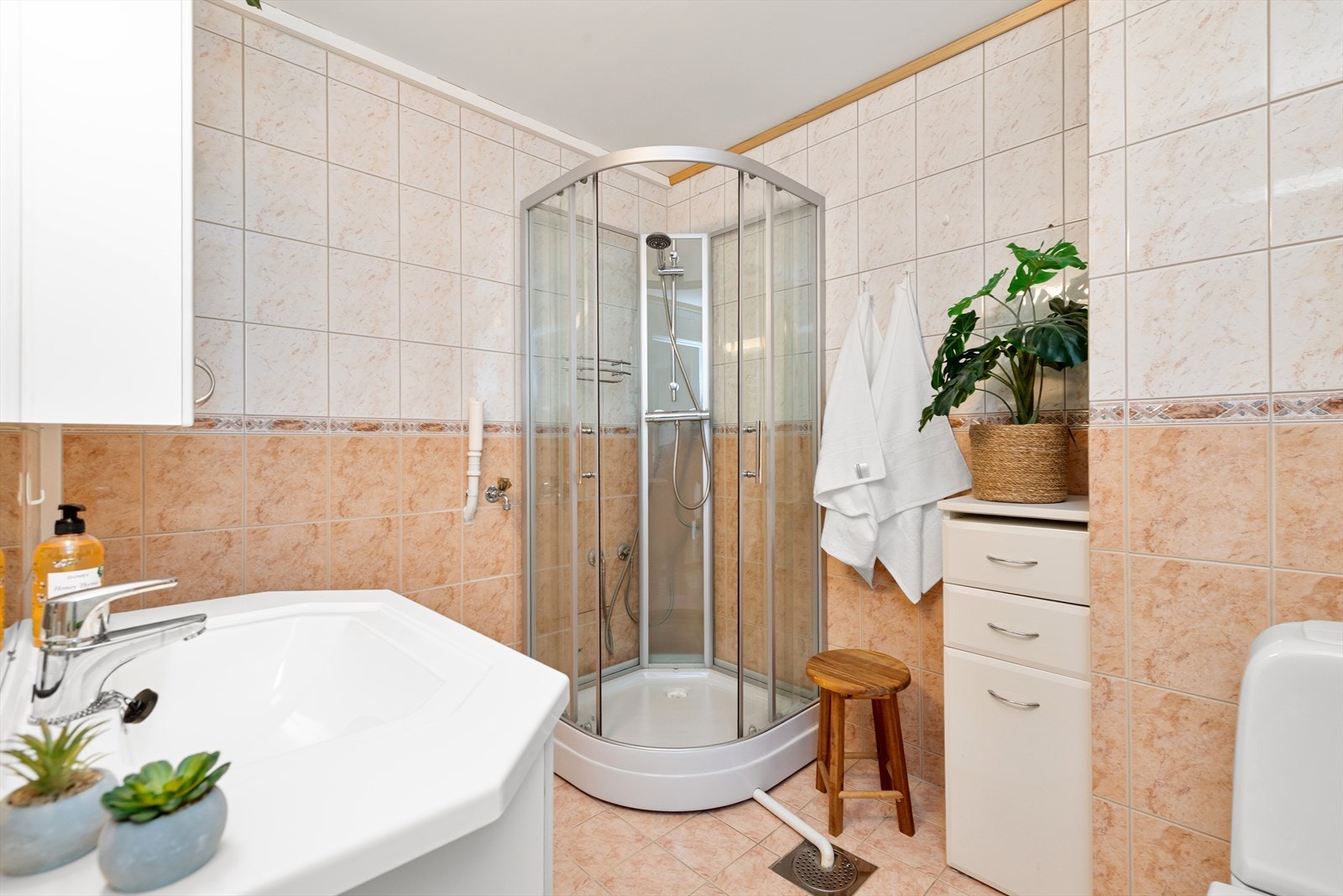 Helfliset bad/wc med varmekabler Galleribilde