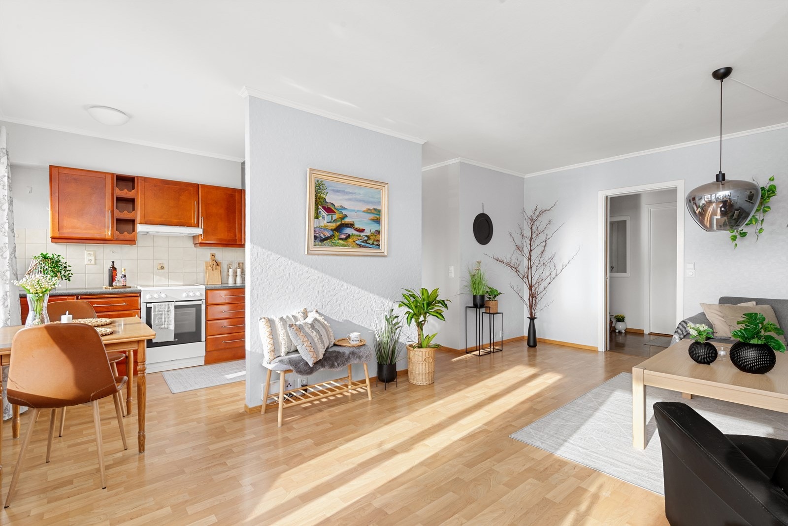 Stue og kjøkken er i delvis åpen løsning og har varmekabler i gulv Galleribilde