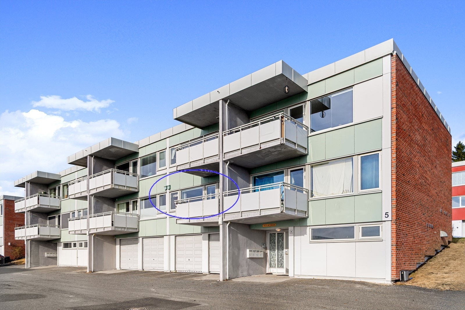 Leiligheten ligger i høy 1. etasje med enkel adkomst Galleribilde