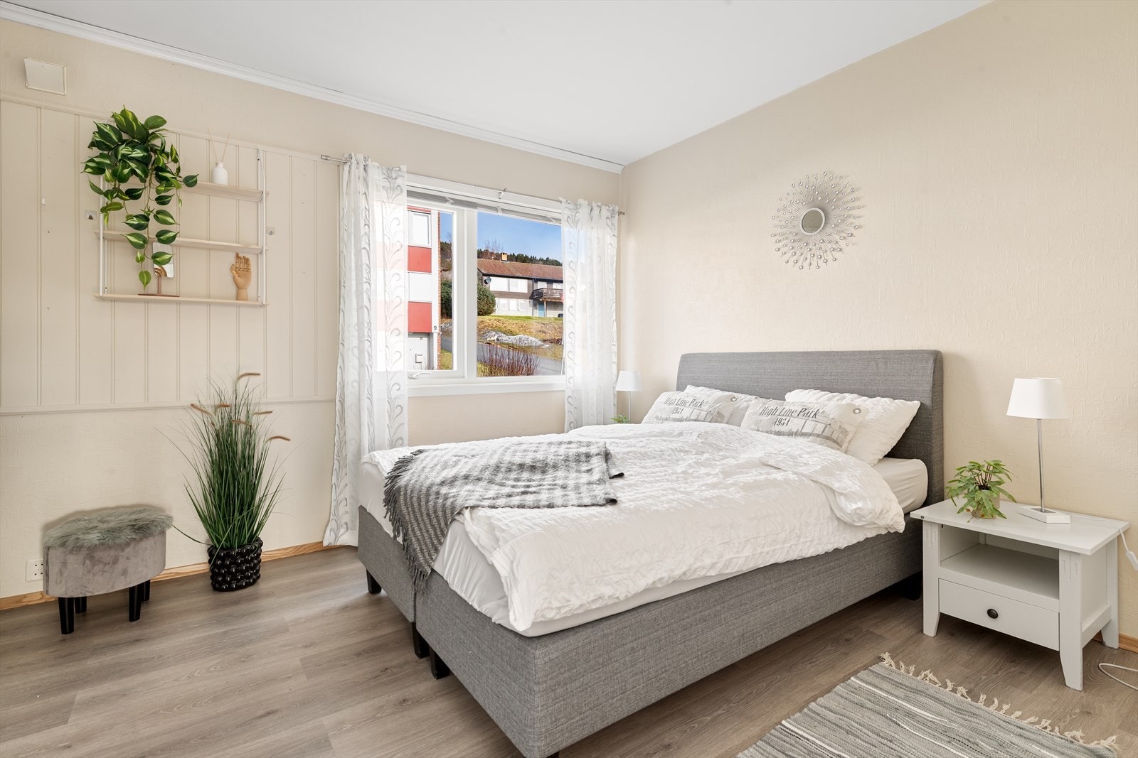 Romslig hovedsoverom med skyvedørsgarderobe Galleribilde