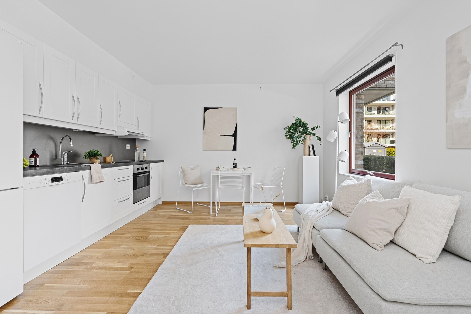 Fint med plass til et lite spisebord Galleribilde