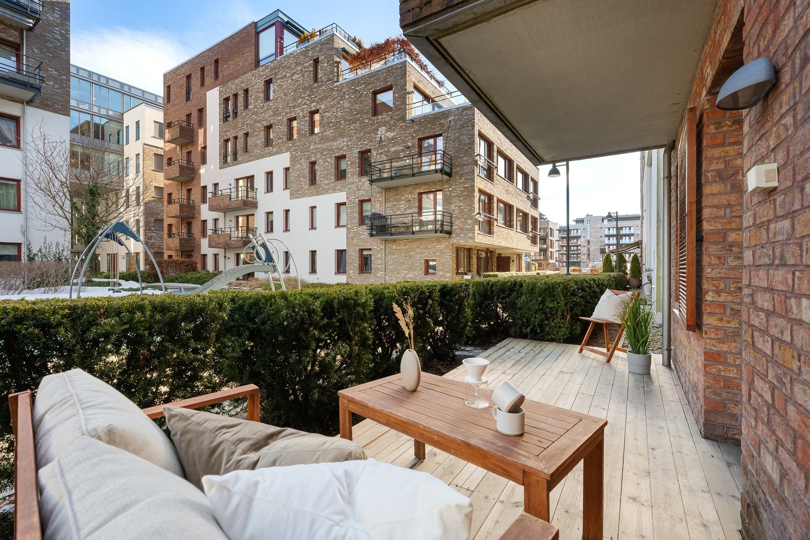 Uteplass ut fra stuen - her er det treplatting - delvis overbygd Galleribilde