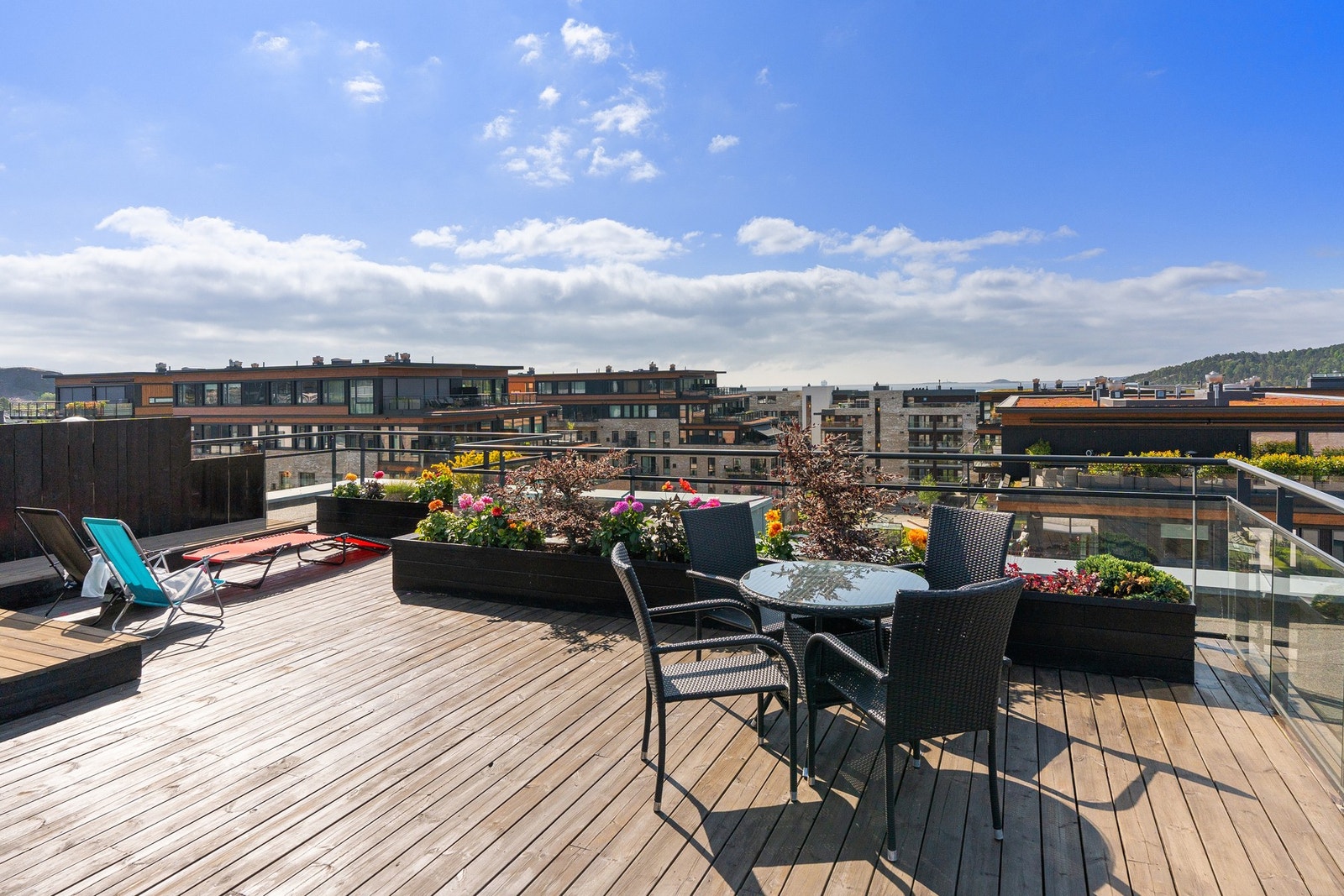 Sommer og sol på den flotte felles takterrassen Galleribilde