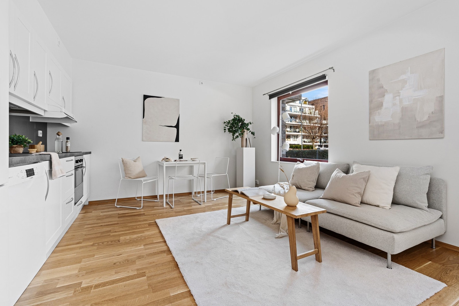 Arealeffektiv leilighet med stue med kjøkken - lyst og med dør direkte ut til markterrasse Galleribilde