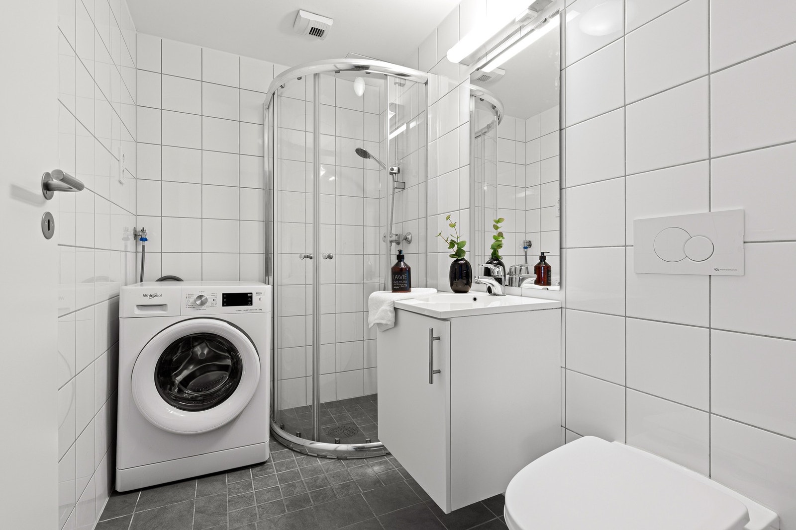 Fliser på vegger og gulv. Opplegg til vaskemaskin Galleribilde