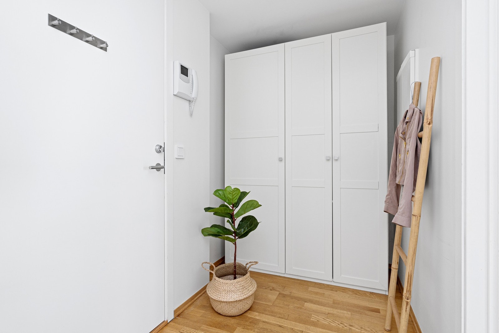 Entre med garderobeskap som medfølger Galleribilde