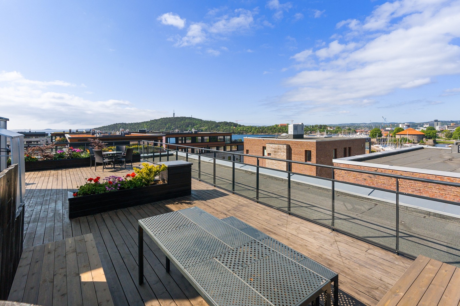 Det er luftig og fint på den flotte felles takterrassen - nydelig utsikt Galleribilde