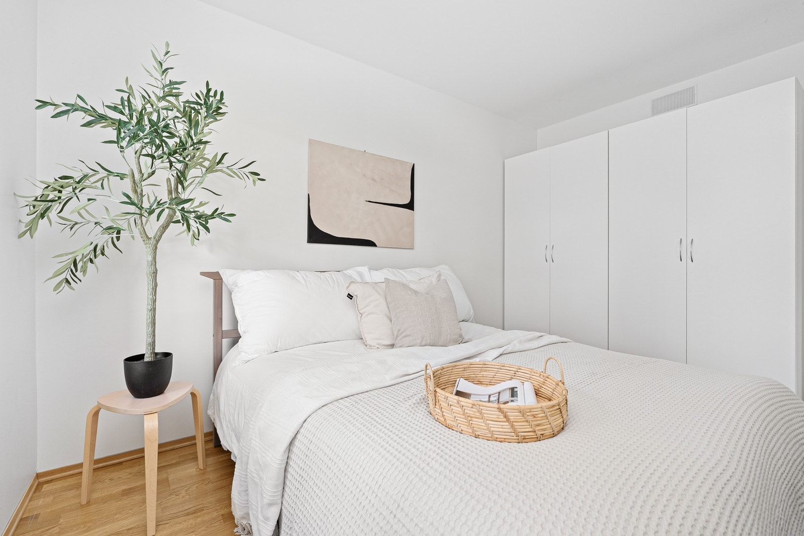 Det medfølger 2 doble garderobeskap også på soverommet Galleribilde