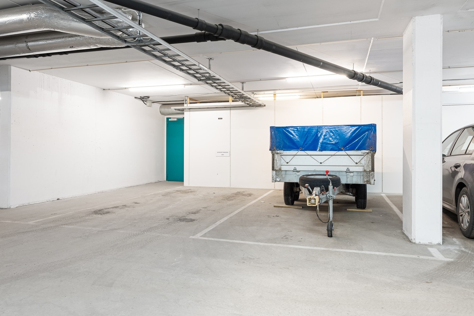 Parkeringsplassen i kjeller. Galleribilde