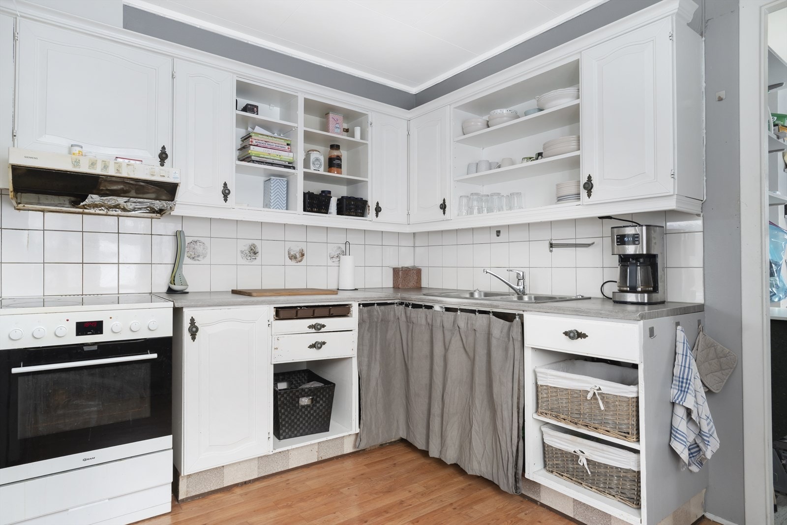 Kjøkken med eldre innredning Galleribilde