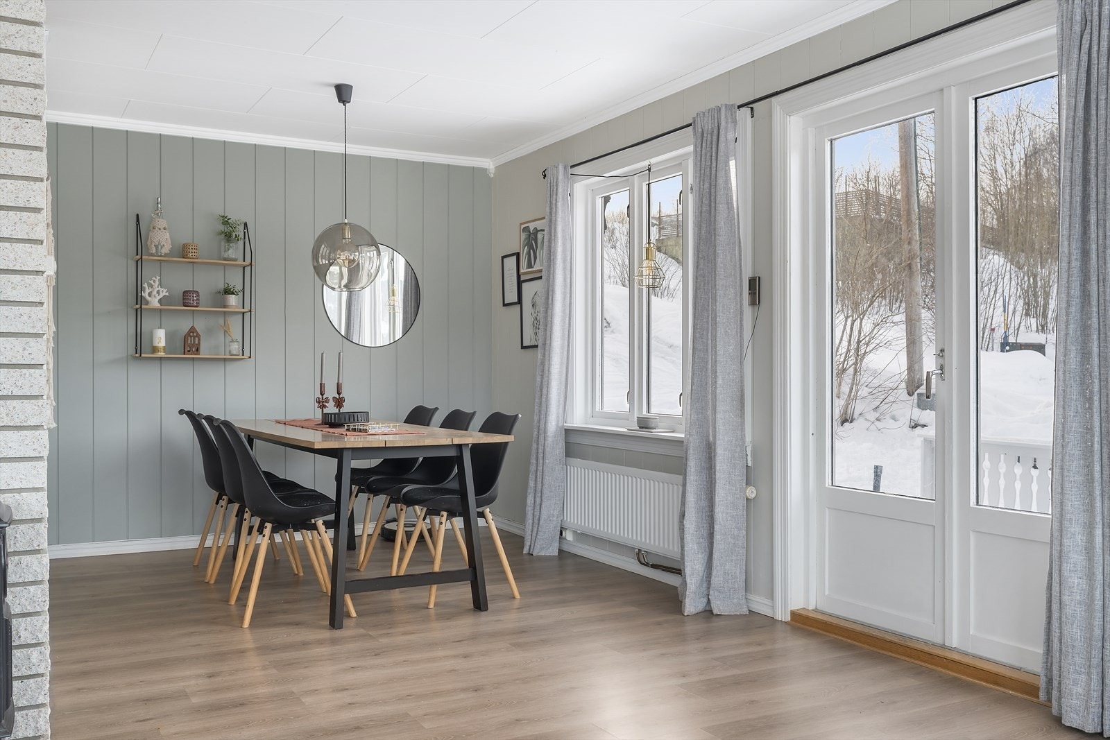 Fra stuen er det utgang til terrasse Galleribilde