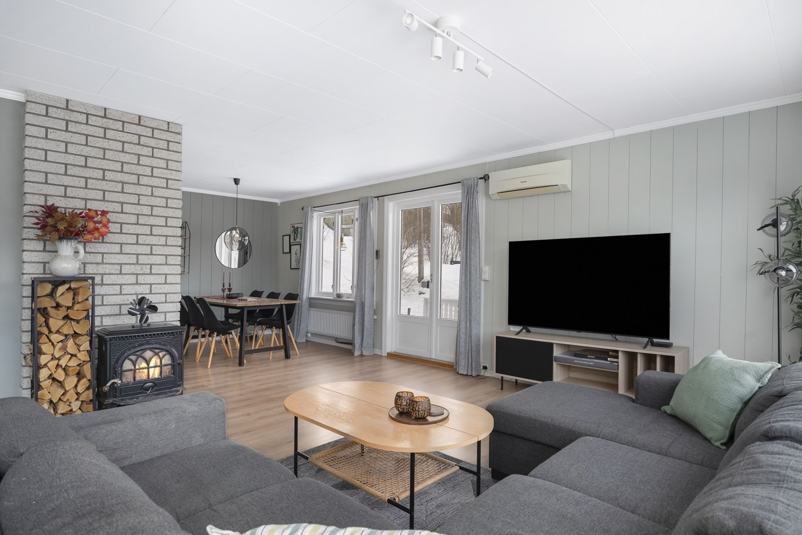 I boligens hovedplan finner man vindfang (ikke søkt oppført), gang, bod/kontor (ikke søkt oppført), bad, stue, kjøkken, vaskerom/spisskammer og 2 soverom Galleribilde