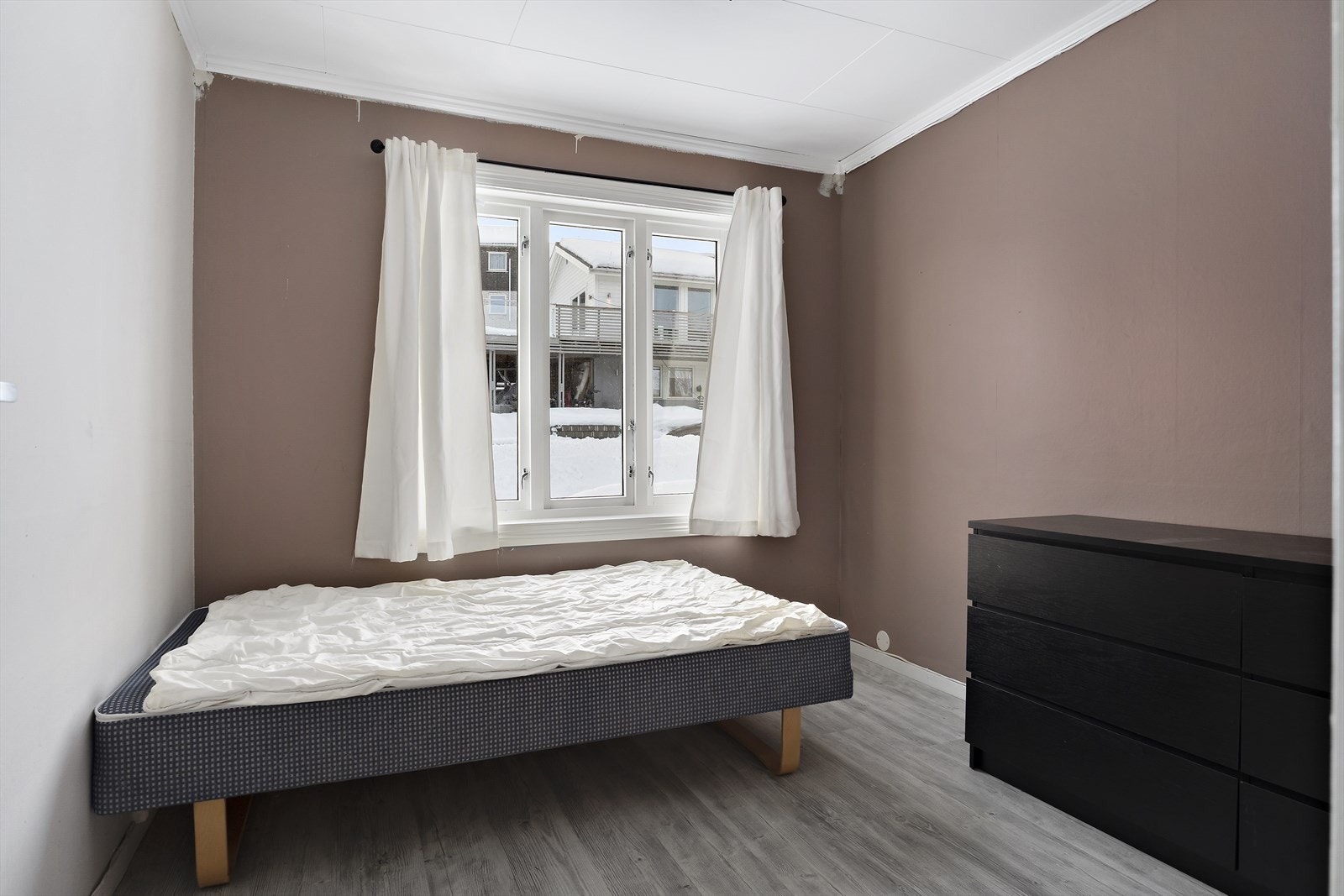 Soverom 1 av 2 i hovedetasjen Galleribilde