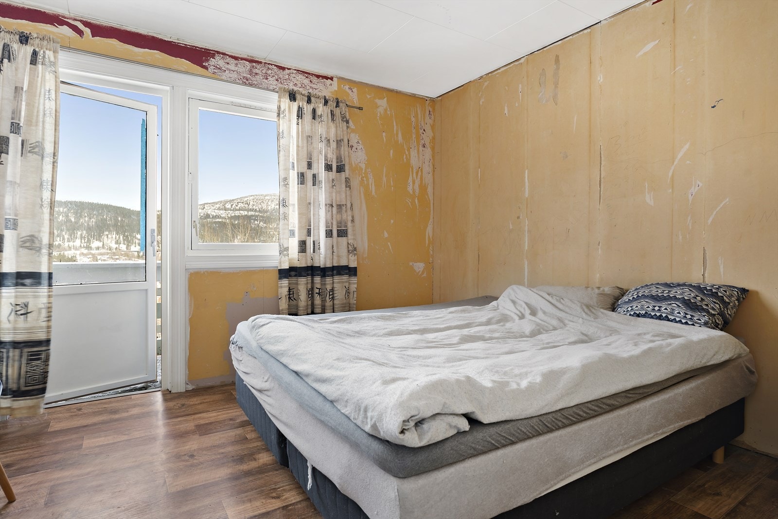 Soverom 2 av 2 i hovedetasjen. Fra rommet er det utgang til balkong Galleribilde