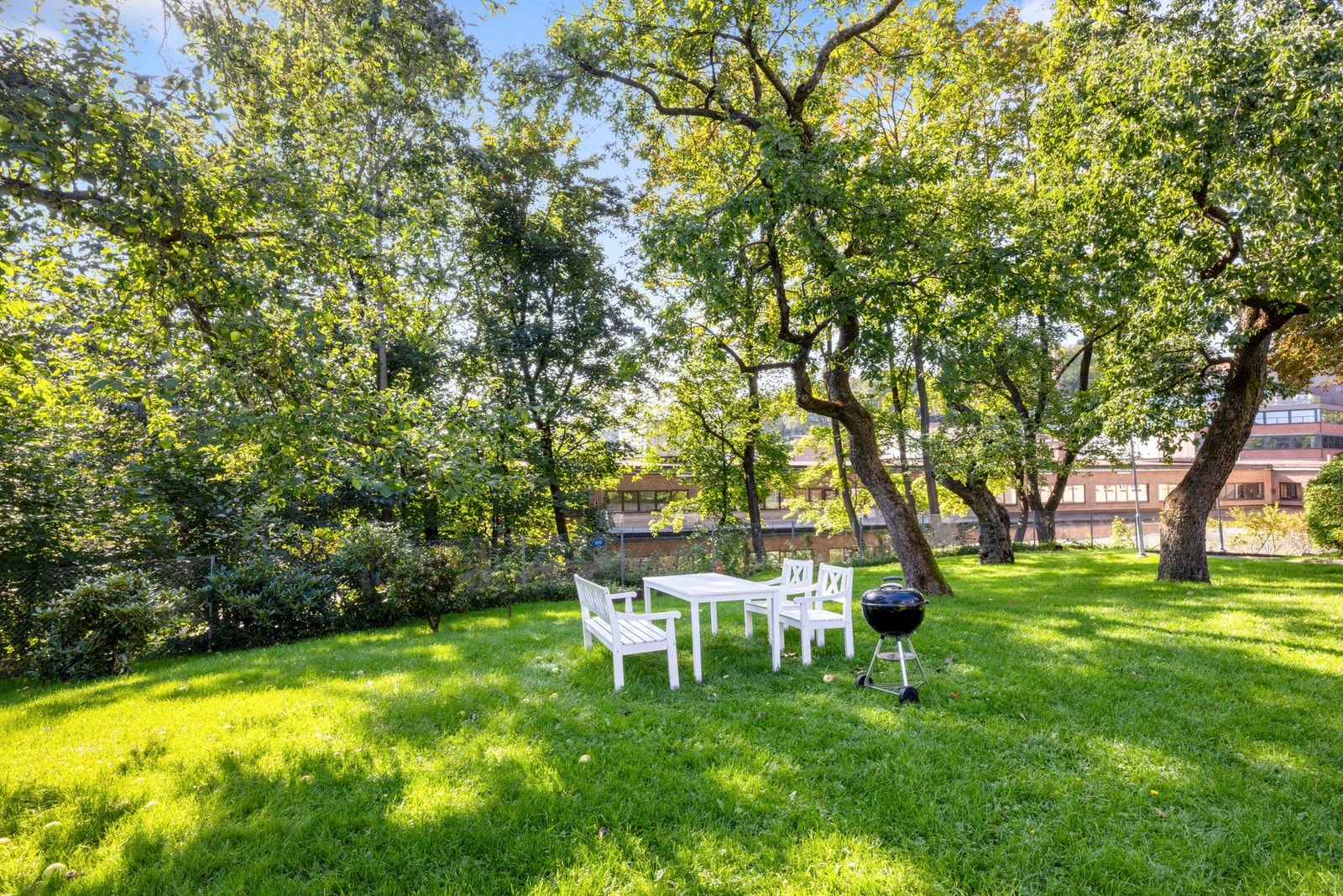 Innbydende felles hage med sittegrupper og gode muligheter for grilling og opphold Galleribilde