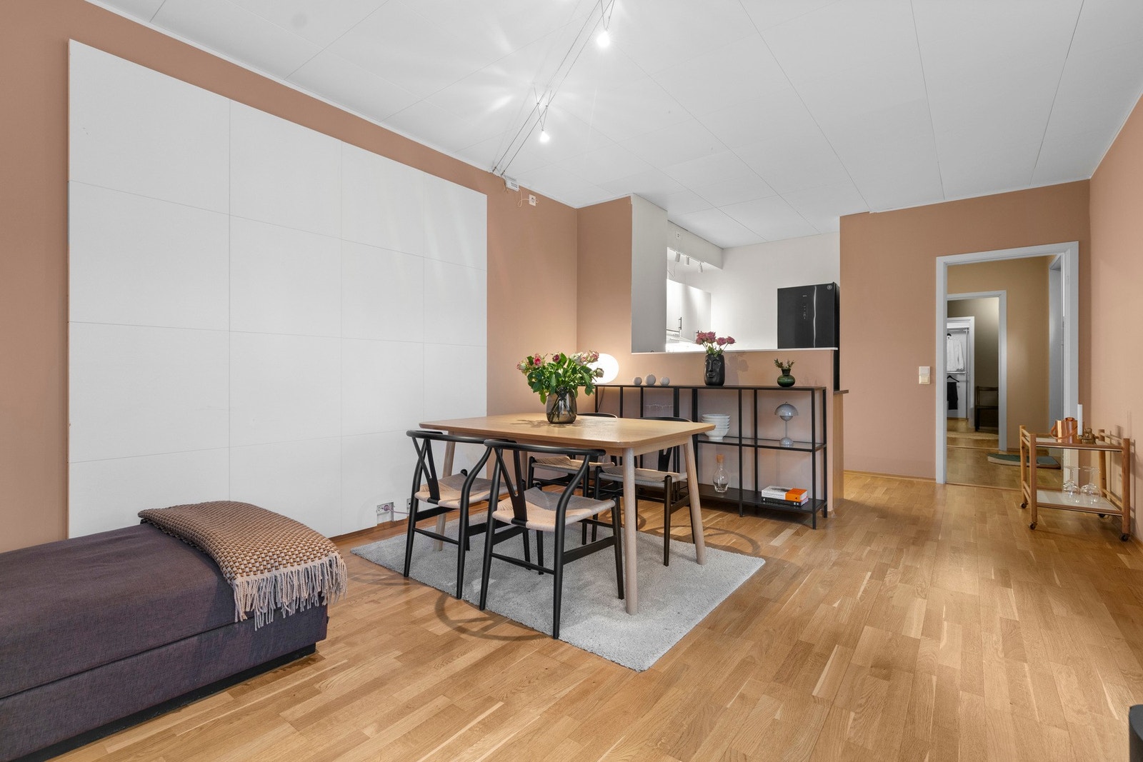 Innbydende stue med gode møbleringsmuligheter for både sofagruppe og spiseplass. Det er montert lydisolerende plater i stuen Galleribilde