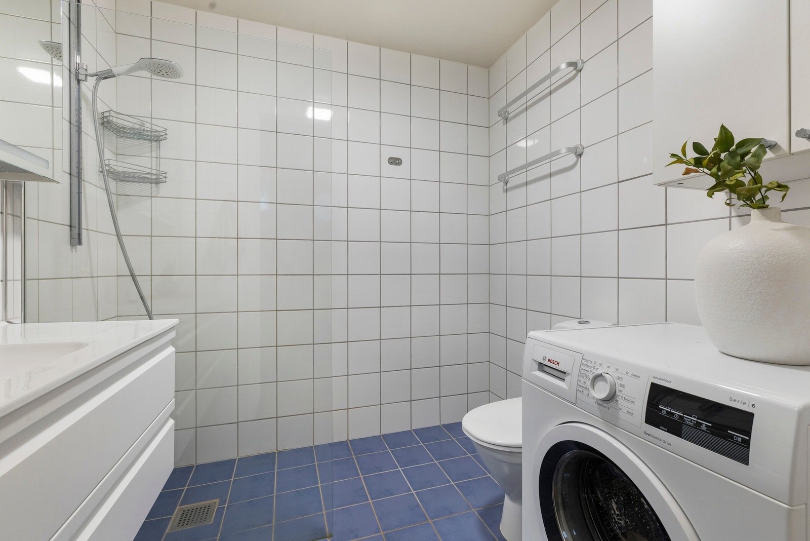 Flislagt baderom med elektriske varmekabler Galleribilde