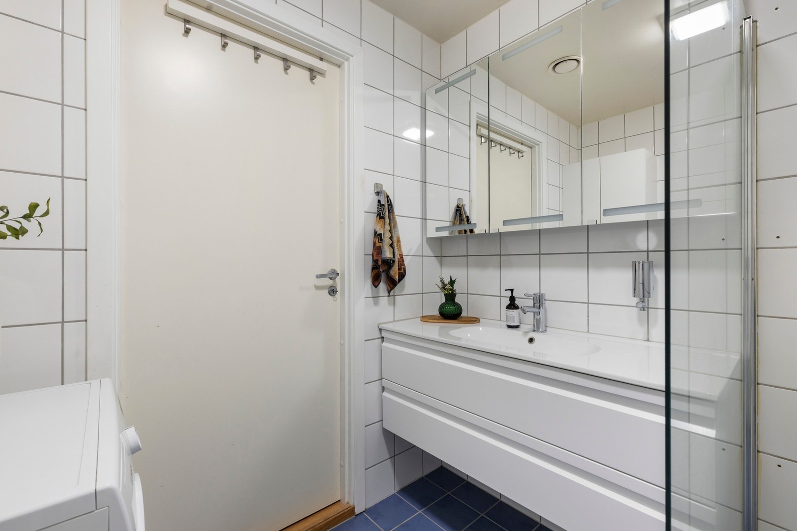 Badet har mekanisk avtrekk via ventil i tak, med vifte plassert i kjøkkenskapet. Tilluft skjer fra tilliggende rom gjennom spalte under dør. Galleribilde