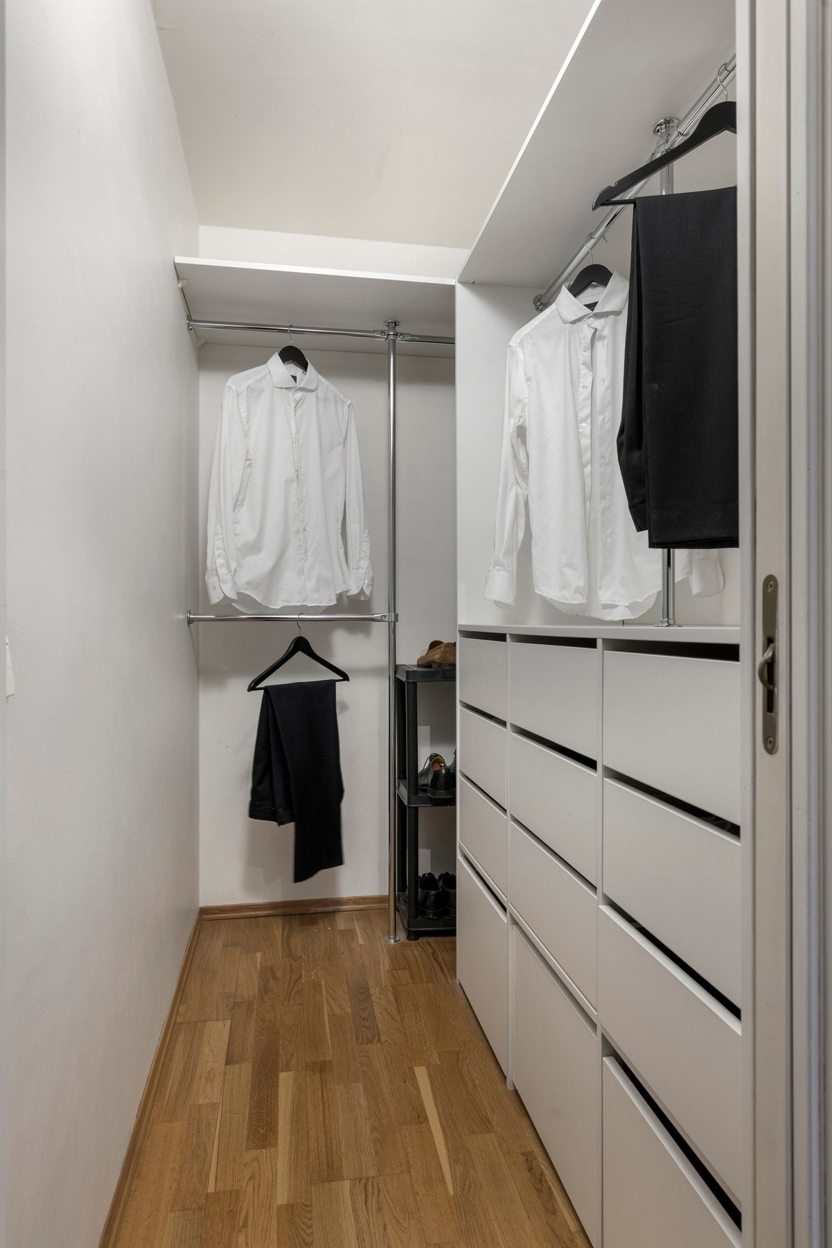 Tilknyttet walk-in closet som gir svært gode oppbevaringsmuligheter Galleribilde