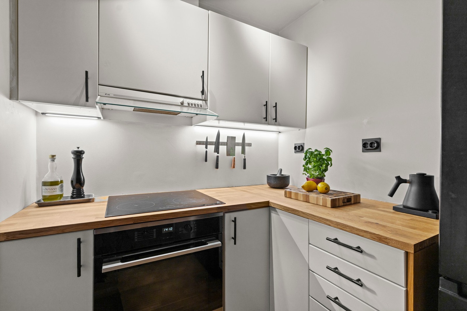 Benkeplatene er skiftet i 2025, mens platetopp og stekeovn er fra 2023. Kjøkkenet er utstyrt med mekanisk avtrekk via ventilator over platetopp, med vifte plassert i kjøkkenskap Galleribilde