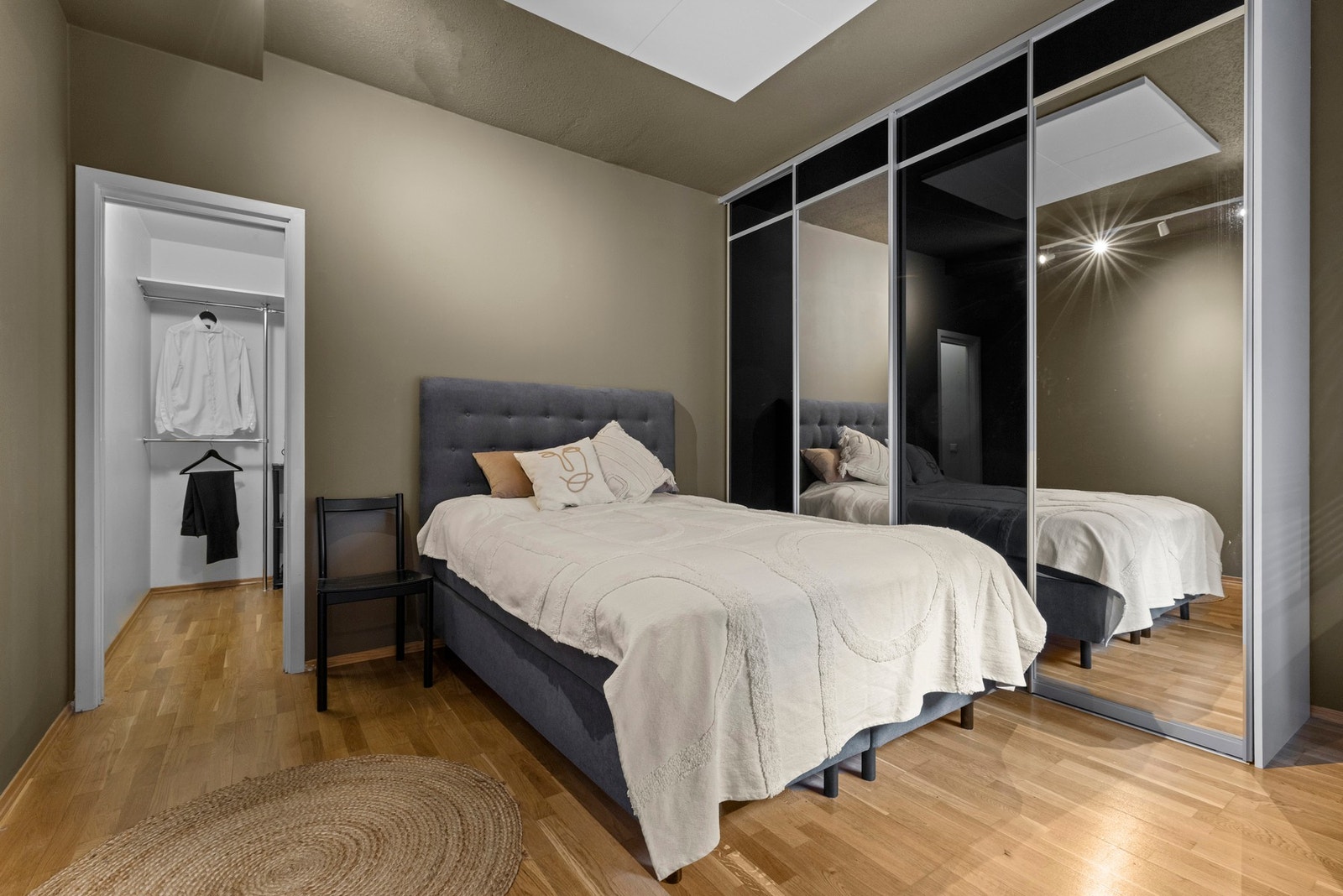 Romslig soverom med plass til dobbeltseng og stor skyvedørsgarderobe Galleribilde