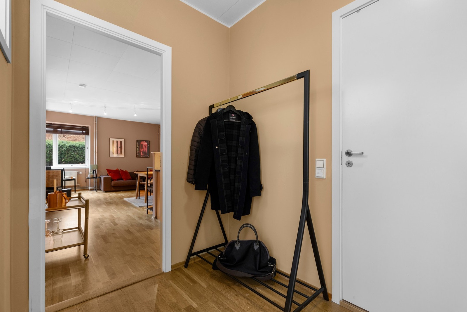 Lys entré med vindu som slipper inn naturlig dagslys. God plass til oppheng av yttertøy og til å sette fra seg sko Galleribilde