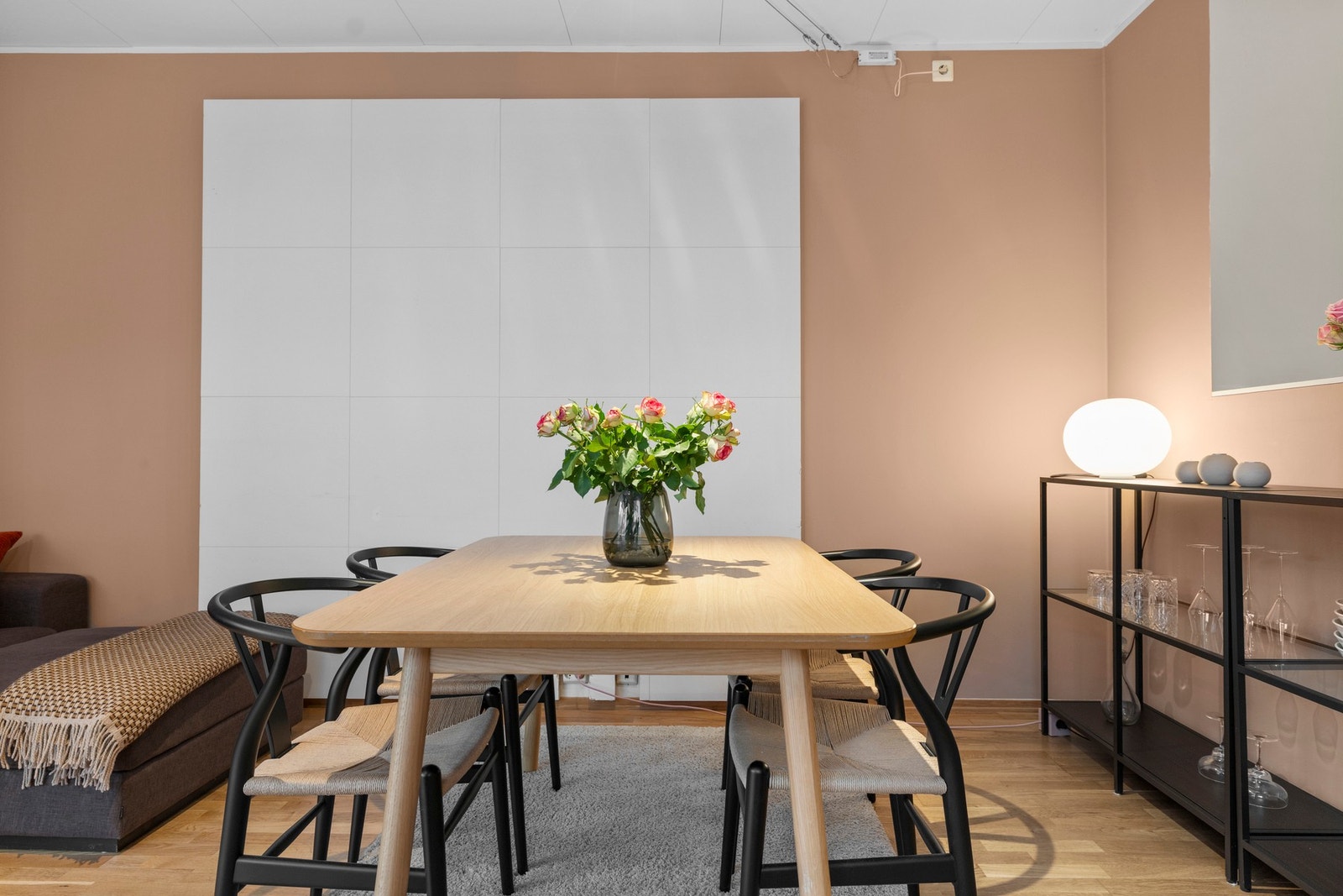 Her er det god plass til stort spisebord med praktisk tilknytning til kjøkkenet Galleribilde