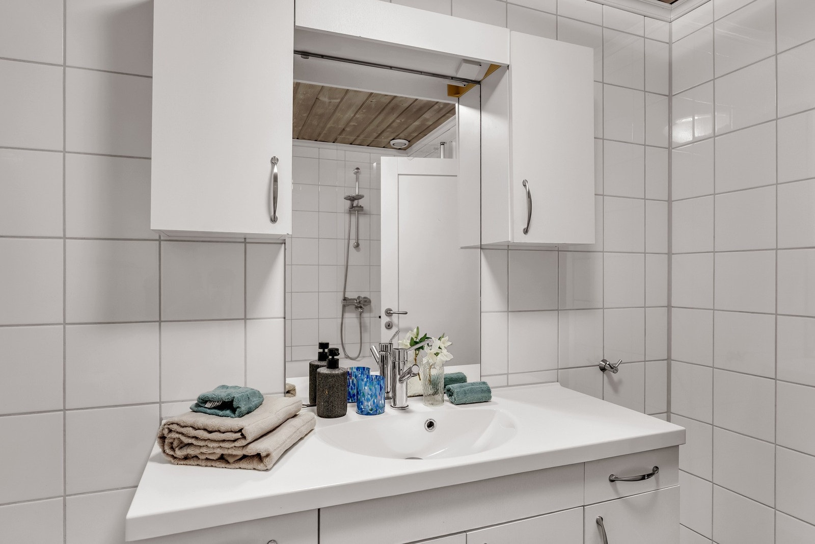 Badet har flislagte overflater med varmekabler i gulv. Galleribilde