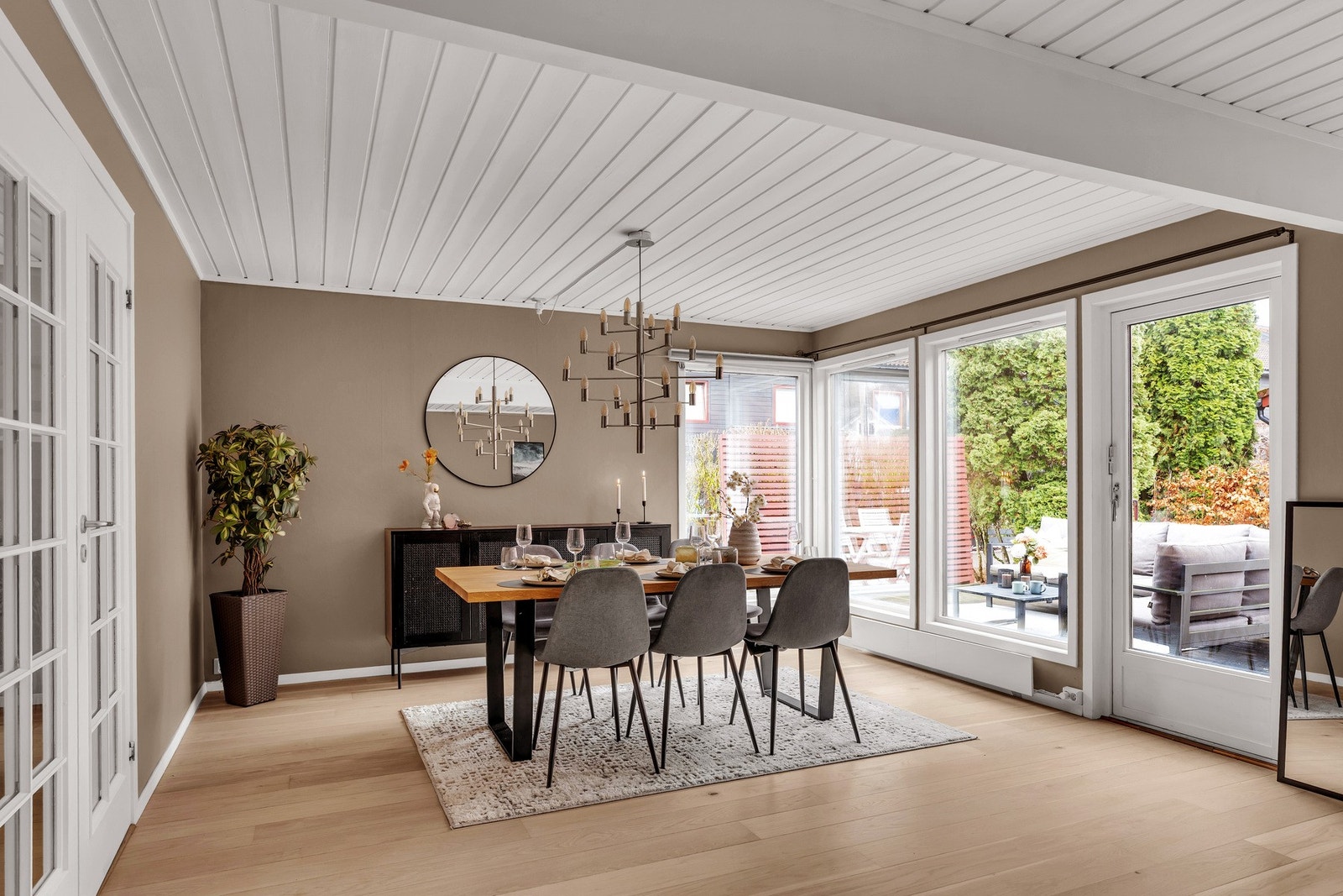 Fra stuen har man direkte utgang til terrasse og hage. Galleribilde