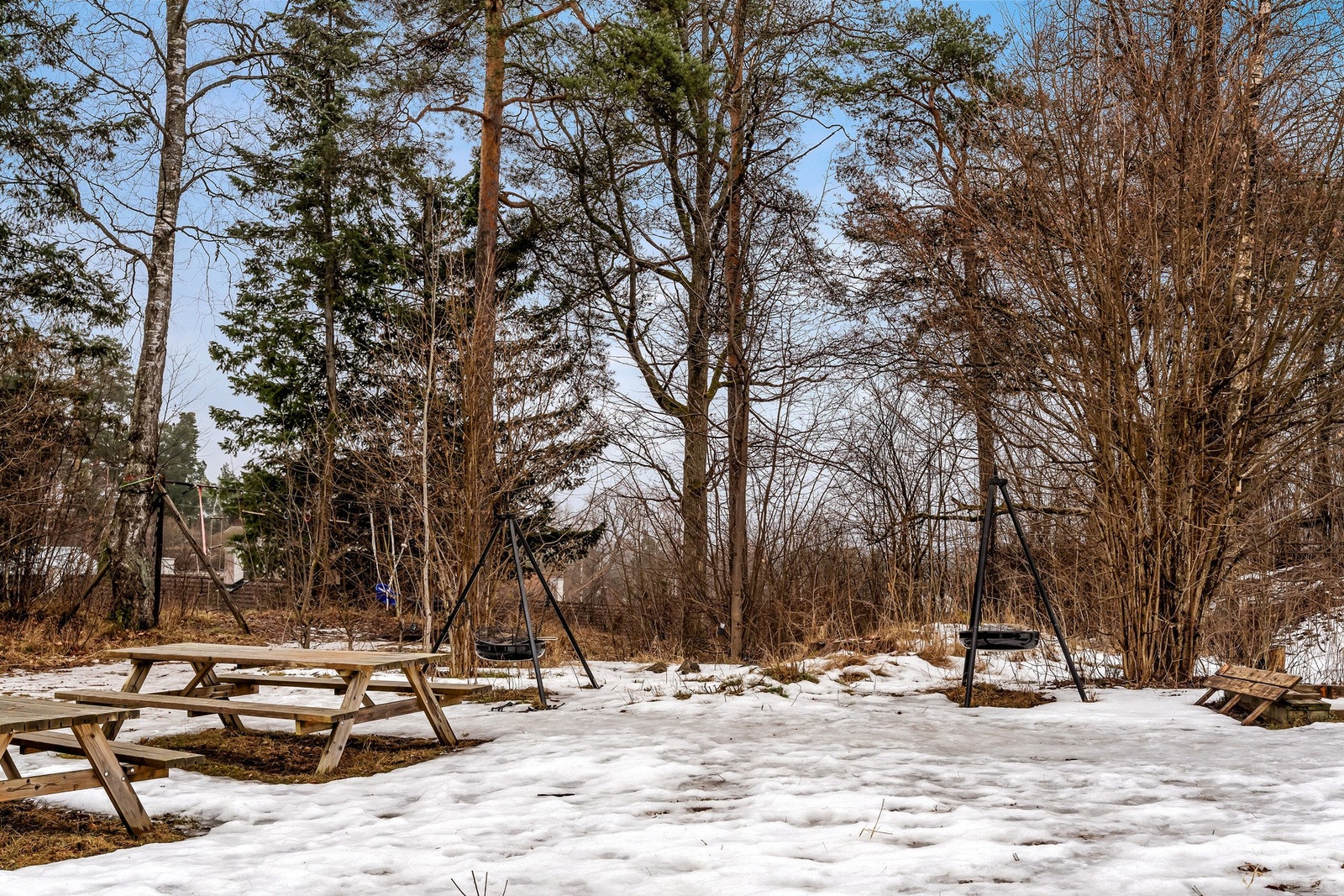 Hyggelige fellesområder med sitteplasser og bålpanner. Galleribilde