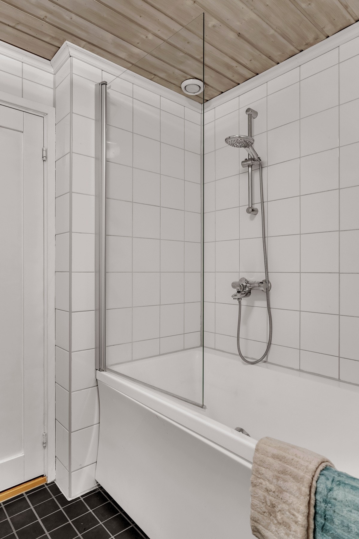 Videre er badet utstyrt med nedfelt servant, toalett og badekar. Det er mekanisk avtrekk i rommet. Galleribilde