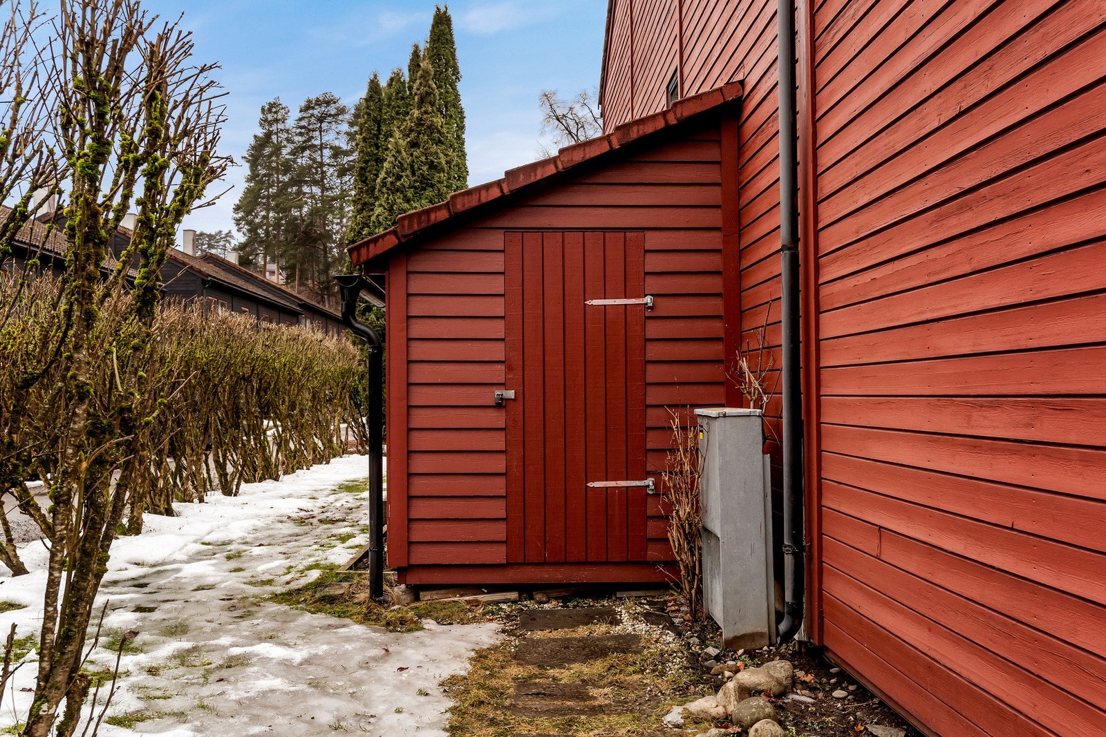 På endeveggen er det enkel adkomst til en tilbygget sportsbod. Galleribilde