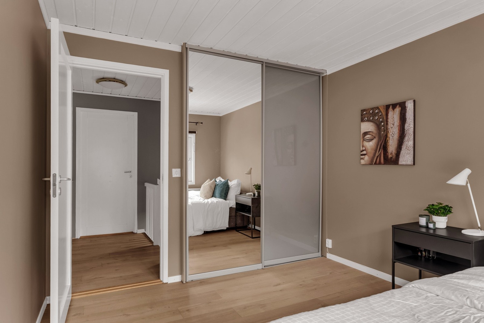 Også disse soverommene har plass til dobbeltseng og garderobe. Galleribilde