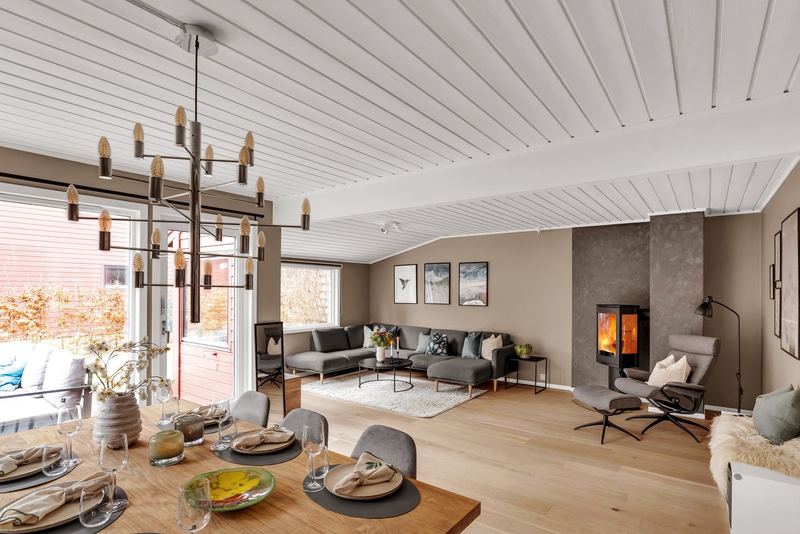 Her får man en praktisk familiebolig med fire soverom, lys stue med peis, separat kjøkken og direkte utgang til en stor markterrasse og hage. Galleribilde