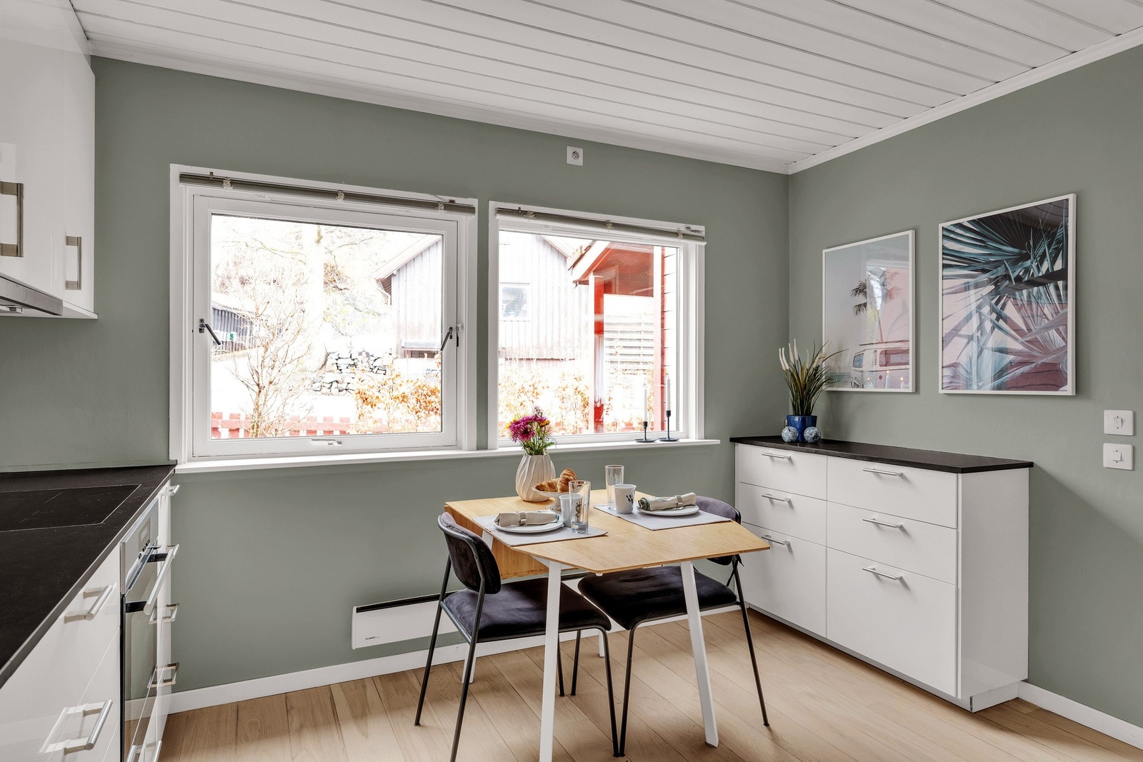 Det er utført oppgradering av benkeplate, vask og blandebatteri i 2023. Trivelig utsyn mot terrasse og hage fra kjøkkenvinduet. Galleribilde