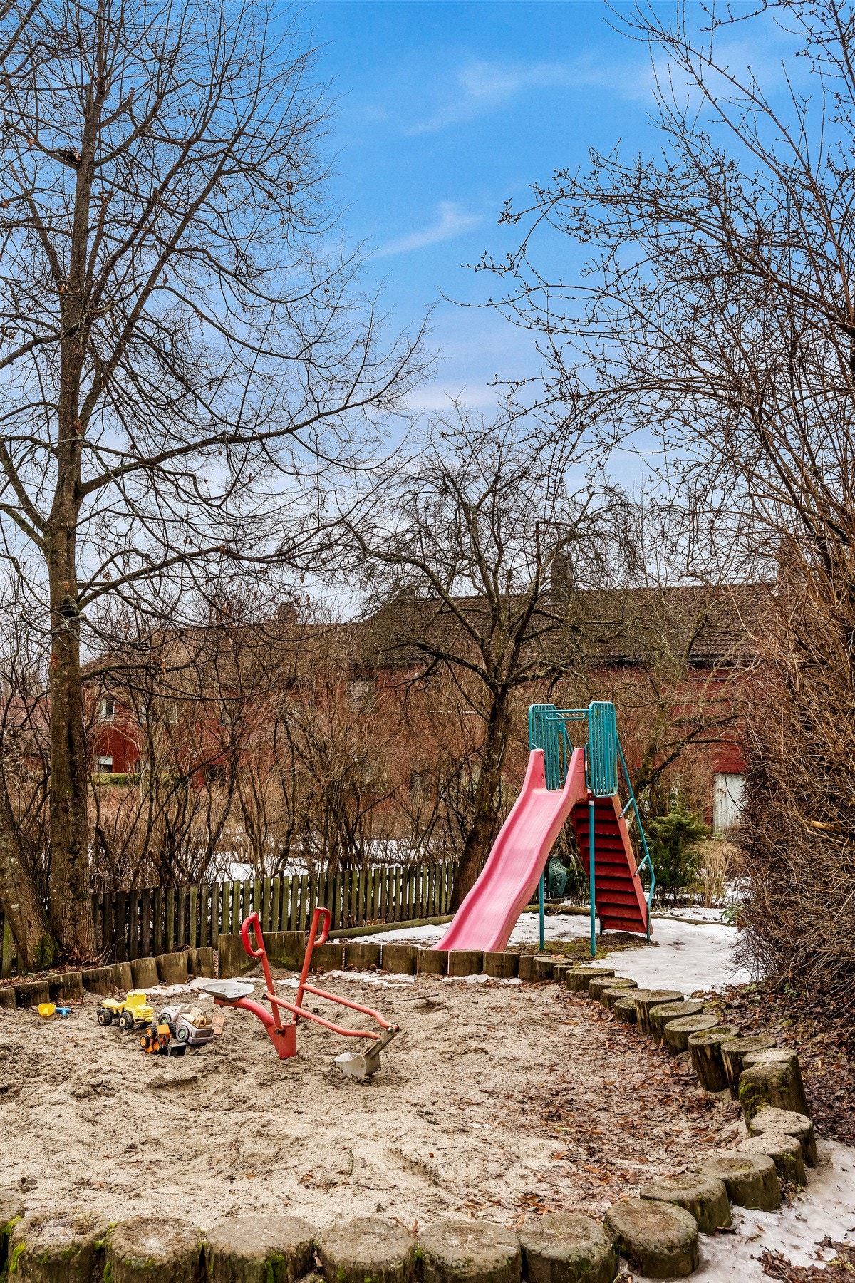 Området er grønt og trivelig, med fine turområder, lekeplasser og ballbaner i kort gangavstand, perfekt for de minste. Galleribilde