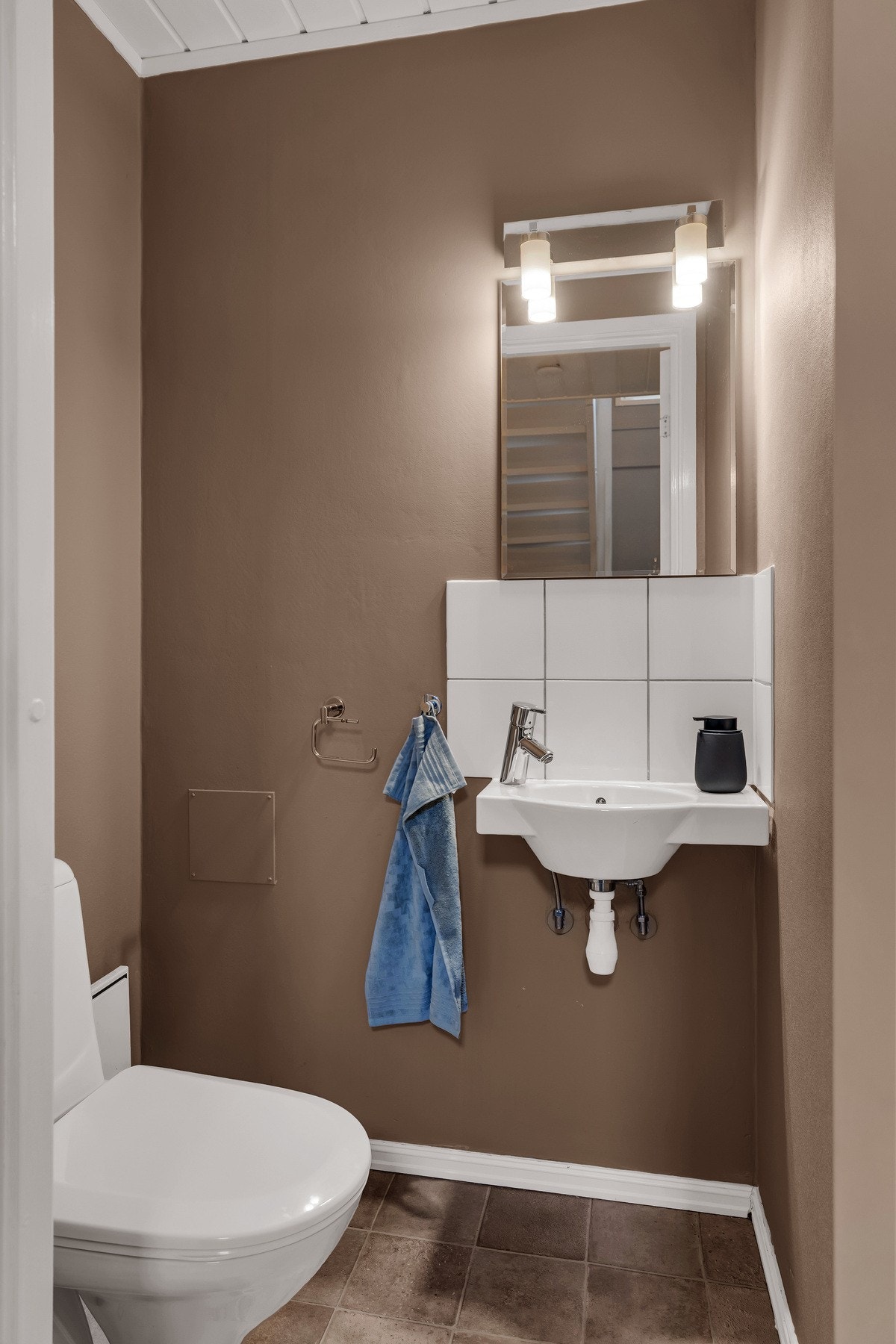 Tilknyttet entré finner man også gjestetoalett som er utstyrt med toalett og servant med innredning. Galleribilde