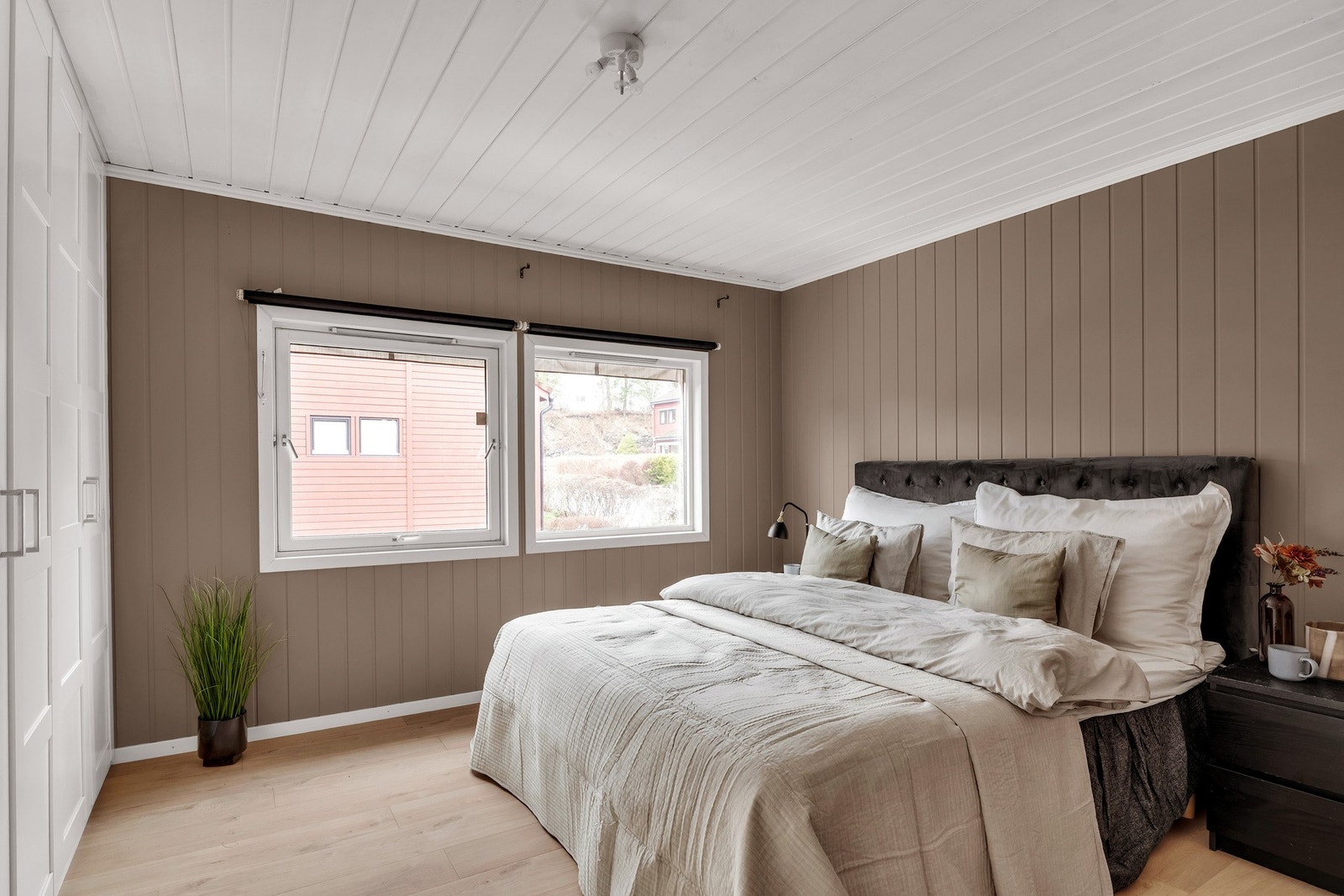 Hovedsoverommet er romslig med plass til dobbeltseng og øvrig møblement. Galleribilde