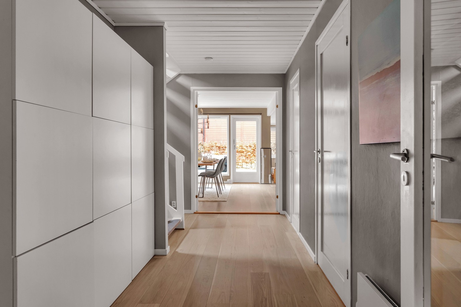 I entréen har man også tilgang til praktisk innvendig bod som passer ypperlig til lagrings av vaskeutstyr, støvsuger og fritidsutstyr. Galleribilde