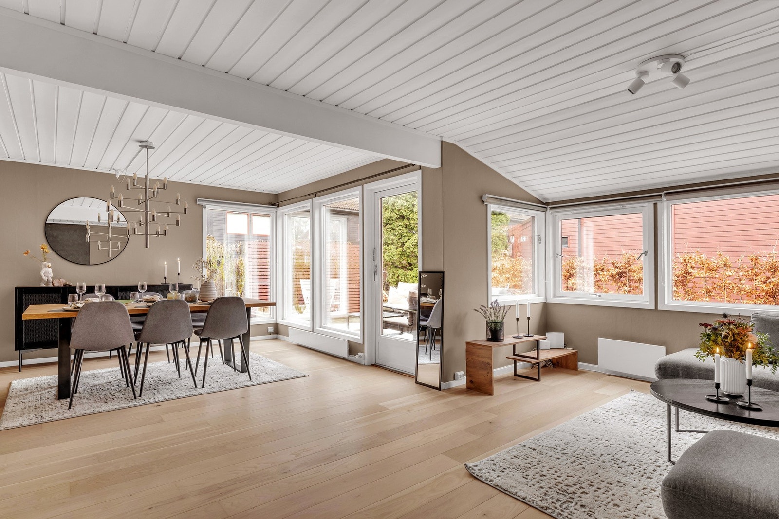 Boligen har en lys og innbydende stue med parkett på gulv. Parketten er slipt i 2026. Galleribilde